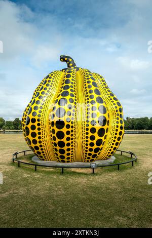 La citrouille de Yayoi Kusama dans les jardins de Kensington Londres Royaume-Uni Banque D'Images