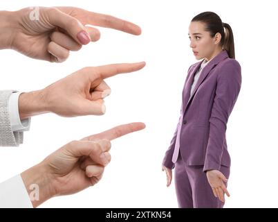 Les gens pointant vers la femme confuse sur fond blanc. Échec au travail, responsabilité, pression sociale Banque D'Images