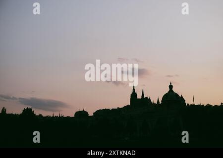 Vue sur un paysage urbain contre le soir Banque D'Images