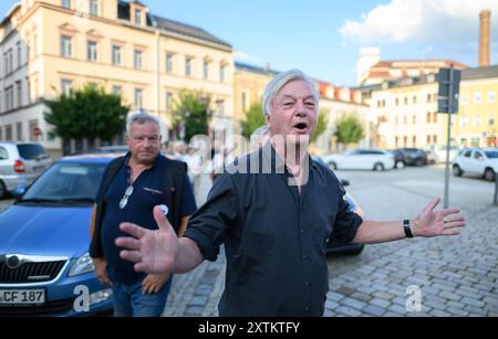 Sebnitz, Allemagne. 15 août 2024. Jürgen Elsässer, rédacteur en chef de Compact, entre sur le marché avant le début d’un événement de l’AFD. Crédit : Robert Michael/dpa/Alamy Live News Banque D'Images