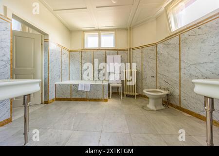 La Schatzalp au-dessus de Davos, Grisons, présente une baignoire en marbre indépendante, un bidet et deux lavabos sous des panneaux de marbre ornés de dorures dans la salle de bain en marbre de la Chambre Impériale. Aucun membre de la famille Hohenzollern n’y a jamais séjourné pour une cure, mais les pièces ont conservé le nom « Chambre Impériale ». Otto Pfleghard et Max Haefeli ont construit l’ancien sanatorium entre 1898 et 1900 pour Willem Jan Holsboer, Bobbahnstrasse, Suisse. Banque D'Images
