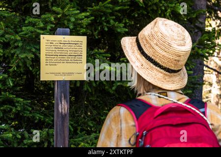 Panneaux de cotation sur le sentier Thomas Mann entre Davos et le Schatzalp ci-dessus. L'ancien sanatorium Schatzalp au-dessus de Davos est maintenant un hôtel. Thomas-Mann-Weg, Davos, Grisons, Suisse Banque D'Images