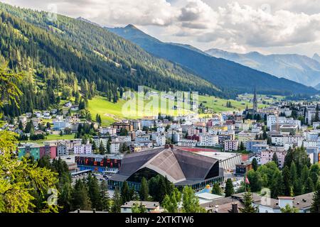 Vue depuis le balcon du Waldhotel Davos, anciennement connu sous le nom de Waldsanatorium. Il doit sa renommée à Katja Mann. La femme de Thomas Mann a guéri sa maladie pulmonaire là-bas. Buolstrasse, Davos, Grisons, Suisse Banque D'Images