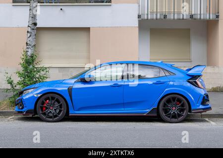 Nancy, France - vue sur une Honda Civic type R bleue garée dans une rue. Banque D'Images