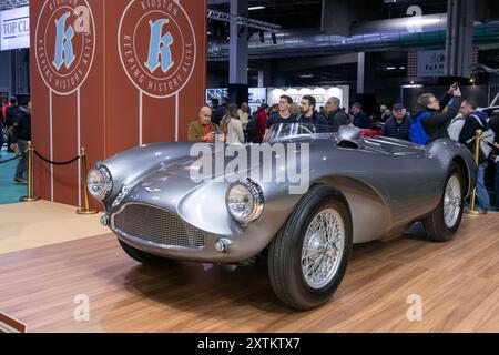 Paris, France - Rétromobile 2024. Vue sur une Aston Martin DB3S 1955 grise. Châssis n° DB3S-110. Banque D'Images