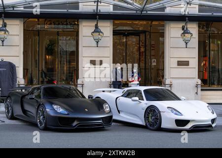 Paris, France - vue sur deux Porsche 918 Spyder garées dans une rue parisienne devant un palais. Banque D'Images