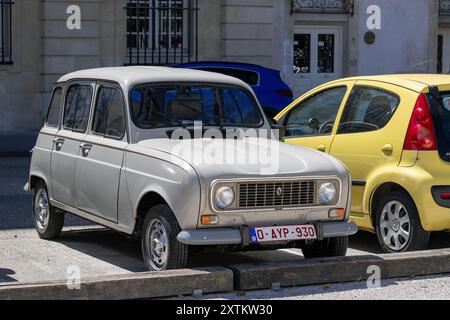 Vue sur une Renault 4 TL Savane beige garée sur une rue. Banque D'Images