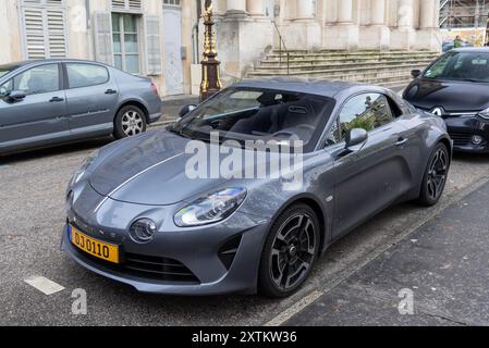 Nancy, France - vue sur un alpin gris A110 garé dans une rue. Banque D'Images