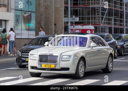 Luxembourg ville, Luxembourg - vue sur une Rolls-Royce Ghost blanche conduisant dans une rue. Banque D'Images