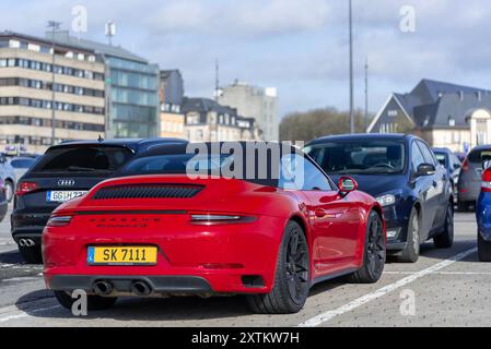 Luxembourg City, Luxembourg - vue sur une Porsche 991 Carrera GTS Cabriolet rouge garée sur un parking. Banque D'Images