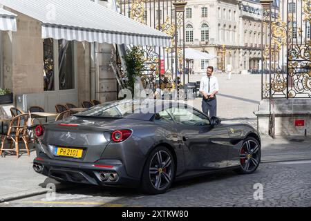 Nancy, France - vue sur une Ferrari Portofino grise garée dans une rue. Banque D'Images