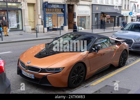 Nancy, France - vue sur une BMW i8 Roadster orange garée dans une rue. Banque D'Images