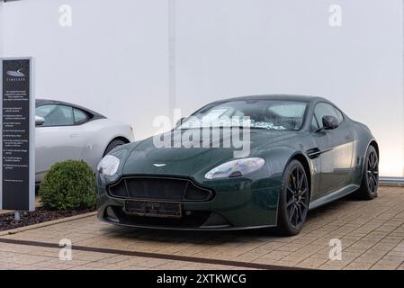 Luxembourg ville, Luxembourg - vue sur une Aston Martin V12 Vantage verte garée sur un parking. Banque D'Images