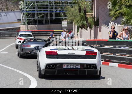 Monte Carlo, Monaco - vue sur une Lamborghini Gallardo LP 570-4 Spyder performante blanche conduisant sur la route dans l'épingle à cheveux Fairmont. Banque D'Images