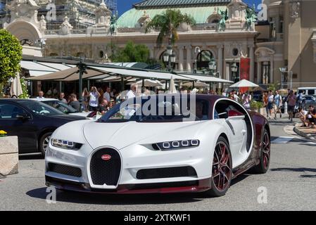 Monte Carlo, Monaco - vue sur une Bugatti Chiron Sport blanche et Bordeaux conduisant sur la place du Casino. Banque D'Images