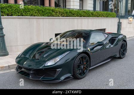 Monte Carlo, Monaco - vue sur une Ferrari 488 Pista verte garée sur la place du Casino. Banque D'Images
