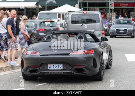 Monte Carlo, Monaco - vue sur une Mercedes-AMG GT C Roadster Edition 50 noir mat conduisant sur la place du Casino. Banque D'Images