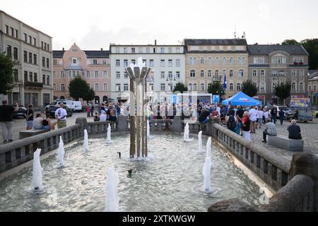 Sebnitz, Allemagne. 15 août 2024. Jürgen Elsässer (M), rédacteur en chef de Compact, intervient sur scène lors d’un événement de l’AFD sur la place du marché. Le chef de la société de médias d'extrême droite voit la décision de la cour en faveur de son journal comme une victoire contre l'ingérence de l'État. Crédit : Robert Michael/dpa/Alamy Live News Banque D'Images