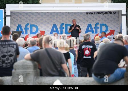 Sebnitz, Allemagne. 15 août 2024. Jürgen Elsässer (M), rédacteur en chef de Compact, prend la parole lors d’un événement de l’AFD sur la place du marché. Le chef de la société de médias d'extrême droite voit la décision de la cour en faveur de son journal comme une victoire contre l'ingérence de l'État. Crédit : Robert Michael/dpa/Alamy Live News Banque D'Images