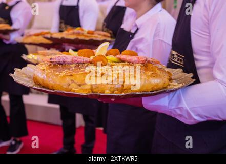 Tarte marocaine farcie de poisson ou de poulet, servie lors de mariages et occasions marocains Banque D'Images