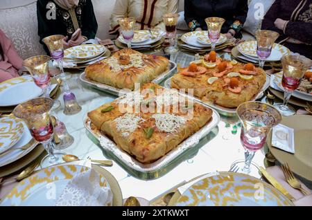 Tarte marocaine farcie de poisson ou de poulet, servie lors de mariages et occasions marocains Banque D'Images