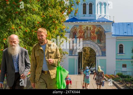 Deux hommes russes discutant au monastère Korennaya Pustyn, oblast de Koursk, une belle église orthodoxe à la frontière avec l'Ukraine. Banque D'Images