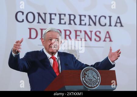 Mexico, Mexique. 15 août 2024. Le président mexicain Andrés Manuel López Obrador a parlé des ressources à donner à ceux qui ont participé aux Jeux Olympiques de Paris 2024, lors de la conférence de briefing devant les journalistes au Palais National. Le 15 août 2024 à Mexico, Mexique. (Photo de Carlos Santiago/ crédit : Eyepix Group/Alamy Live News Banque D'Images