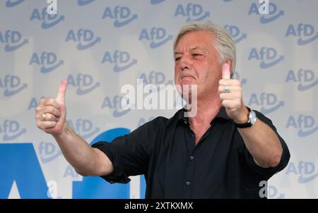 Sebnitz, Allemagne. 15 août 2024. Jürgen Elsässer (M), rédacteur en chef de Compact, monte sur scène sur la place du marché avant le début d’un événement de l’AFD et donne un coup de pouce. Le chef de la société de médias d'extrême droite voit la décision de la cour en faveur de son journal comme une victoire contre l'ingérence de l'État. Crédit : Robert Michael/dpa/Alamy Live News Banque D'Images