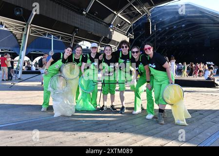 Hasselt, Belgique. 15 août 2024. Volontaires photographiés lors de la première journée de l'édition 2024 du festival de musique de quatre jours Pukkelpop à Kiewit, Hasselt le jeudi 15 août 2024. BELGA PHOTO JILL DELSAUX crédit : Belga News Agency/Alamy Live News Banque D'Images