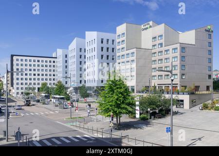 Metz, France - vue sur les complexes immobiliers modernes aux façades grises construits derrière la gare de Metz dans le quartier des amphithéâtres. Banque D'Images