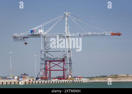 Le Havre, France - vue sur la grue à conteneurs navire-terre en cours d'élévation pour accueillir de plus grands porte-conteneurs au port 2000 dans le port du Havre. Banque D'Images