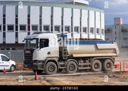 Nancy, France - vue sur un camion à benne blanche SCANIA G410 pour des travaux de terrassement sur un chantier de construction. Banque D'Images