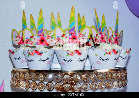 Décorées avec des petits gâteaux Unicorn glaçage buttercream et paillettes. Banque D'Images