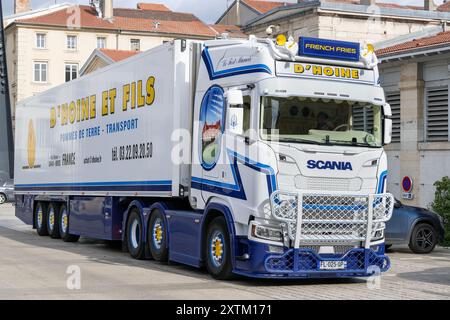 Nancy, France - vue sur un camion blanc et bleu SCANIA S650 garé dans une rue pour une livraison. Banque D'Images