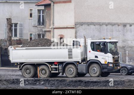 Nancy, France - vue sur un camion à benne blanche SCANIA P410 XT pour le terrassement sur un chantier de construction. Banque D'Images