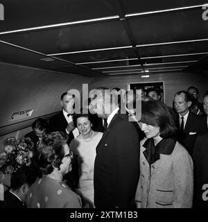 Le président américain Lyndon Johnson et la première dame Claudia 'Lady Bird' Johnson avec Jacqueline Kennedy après que Johnson ait prêté serment comme président américain par la juge Sarah Hughes à bord de Air Force One après l'assassinat du président américain John Kennedy, Jack Valenti, Albert Thomas, Lem Johns, Jack Brooks, Bill Moyers en arrière-plan, Love Field Airport, Dallas, Texas, États-Unis, Cecil W. Stoughton, 22 novembre 1963 Banque D'Images