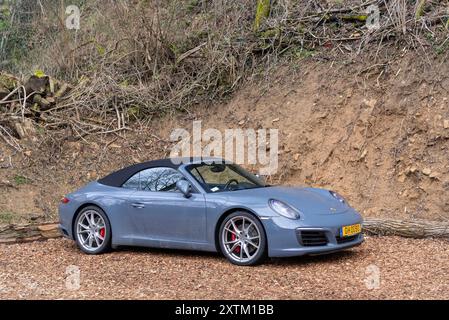 Luxembourg City, Luxembourg - vue sur une Porsche 991 Carrera S Cabriolet bleue garée sur un parking. Banque D'Images