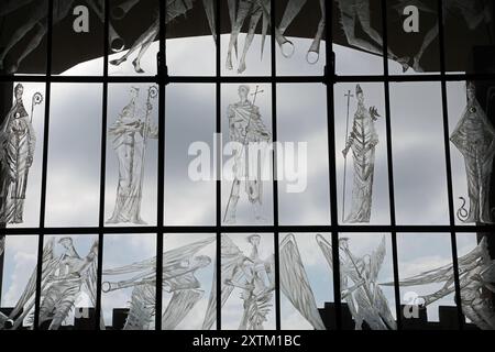 Écran des saints et des anges à la cathédrale de Coventry par John Hutton Banque D'Images