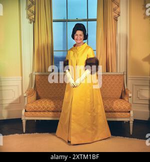 Claudia 'Lady Bird' Johnson, portrait en pied portant la robe inaugurale, Maison Blanche, Washington, D.C., États-Unis, bureau de photo de la Maison Blanche, 18 janvier 1965 Banque D'Images