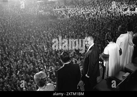 Muriel Humphrey, le vice-président Hubert Humphrey, le président Lyndon B. Johnson, Lady Bird Johnson, Lynda Johnson et Luci Johnson se tiennent devant la foule lors de la soirée d'inauguration, arsenal de la Garde nationale, Washington, D.C. Yoichi Okamoto, 18 janvier 1965 Banque D'Images