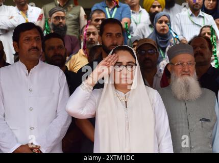 Srinagar, Inde. 15 août 2024. Jammu-et-Cachemire Waqf Président du Conseil d'administration, Ministère des affaires étrangères, Dr Darakhshan Andrabi pendant les célébrations de la 78ème Journée de l'indépendance. Le 15 août 2024 à Srinagar, Inde (photo par Umer Qadir/ Credit : Eyepix Group/Alamy Live News Banque D'Images