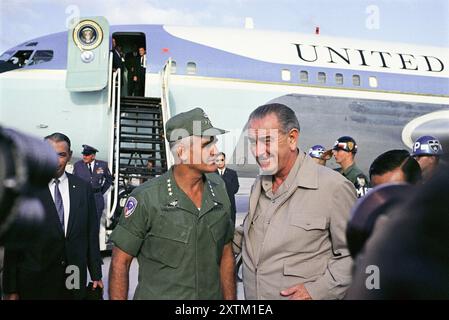 Le général américain William Westmoreland s'entretenant avec le président américain Lyndon Johnson (Air Force One en arrière-plan), lors de la visite de Johnson à Cam Ranh Bay, Sud Vietnam, Yoichi Okamoto, le 23 décembre 1967 Banque D'Images