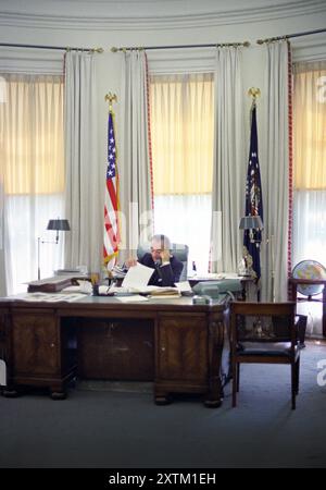 Le président américain Lyndon Johnson à son bureau, au téléphone, Oval Office, Maison Blanche, Washington, DC, USA, Frank Wolfe, 12 avril 1968 Banque D'Images