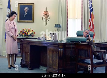 La première dame des États-Unis Claudia 'Lady Bird' Johnson regardant comme le président des États-Unis Lyndon Johnson téléphone aux Kennedys après le sénateur. Assassinat de Robert F. Kennedy, Bureau ovale, Maison Blanche, Washington, D.C. USA, Yoichi Okamoto, 6 juin 1968 Banque D'Images