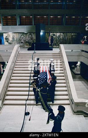 Officiers militaires transportant le cercueil de l'ancien président américain Lyndon B. Johnson sur les marches du Grand Hall, la bibliothèque et musée Lyndon B. Johnson, Austin, États-Unis, Frank Wolfe, 23 janvier, 1973 Banque D'Images