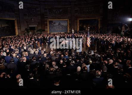 Ancien président des États-Unis Lyndon B. Johnson gisant dans l'état, président des États-Unis Richard M. Nixon, les membres du Congrès, et d'autres payant respect, salle du président, Capitole des États-Unis, Washington, D.C. USA, Frank Wolfe, 24 janvier 1973 Banque D'Images