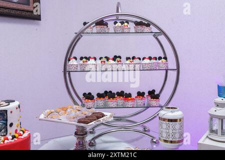 Cupcakes d'anniversaire placés sur des planchers de verre Banque D'Images