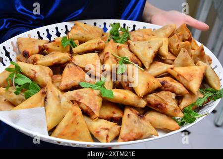 Tarte marocaine farcie de poisson ou de poulet, servie lors de mariages et occasions marocains Banque D'Images