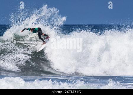 Huntington Beach, CA. 9 août 2024. Francisca Veselko, du Portugal, participe à la ronde de 32 - Heat 4 à l'US Open annuel de surf qui se tient cette semaine. (Crédit image : © Rich Schmitt/ZUMA Press Wire) USAGE ÉDITORIAL SEULEMENT! Non destiné à UN USAGE commercial ! Banque D'Images