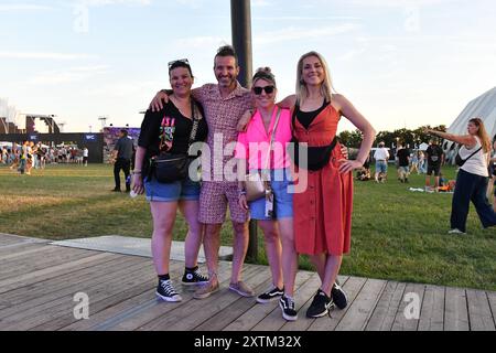 Hasselt, Belgique. 15 août 2024. Visiteurs du festival photographiés lors de la première journée de l'édition 2024 du festival de musique de quatre jours Pukkelpop à Kiewit, Hasselt le jeudi 15 août 2024. BELGA PHOTO JILL DELSAUX crédit : Belga News Agency/Alamy Live News Banque D'Images